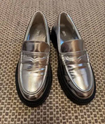 ZARA 자라 23.5cm 실버 코인 로퍼 통굽