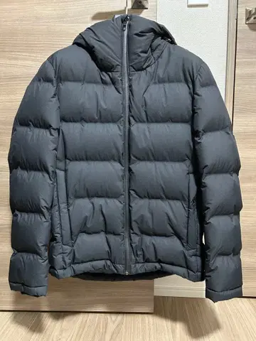 유니클로 심리스 다운 자켓 M 사이즈