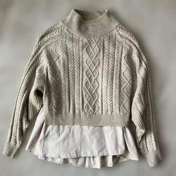 레이빔즈 백 플리츠 케이블 하이넥 니트