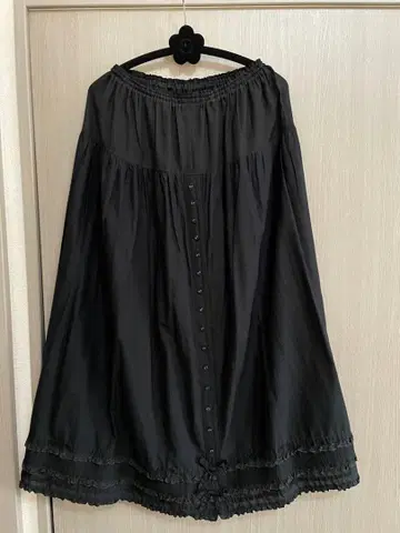 핑크하우스 프릴 장식 블랙 롱 페치 스커트