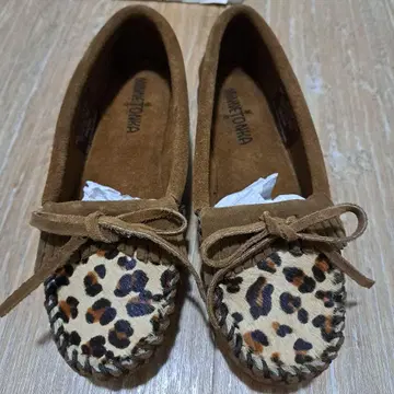 새상품, 미사용 미네통카 레오파드 무늬 스웨이드 모카신 사이즈 5