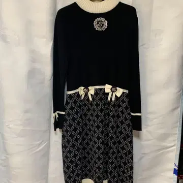 슈퍼 뷰티의 긴팔 원피스 블랙과 화이트의 콤비네이션