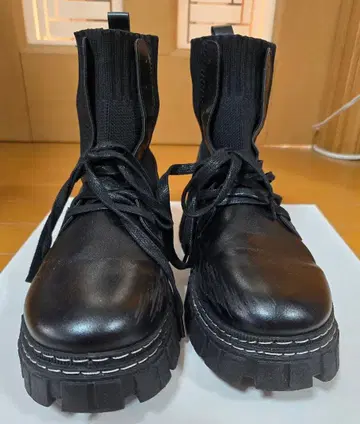 블랙 하이컷 통굽 부츠 밑창