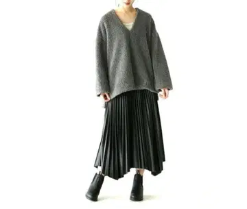 미사용 SACRA 보아 V넥 스웨터 그레이