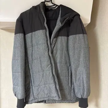 그레이와 블랙의 다운 자켓