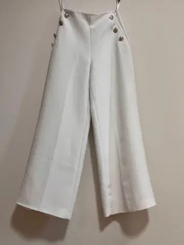 화이트 버튼 와이드 팬츠