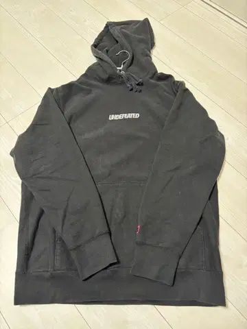 UNDEFEATED 블랙 후드 부착 후드티