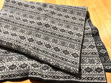 로프트에서 산 기하학 패턴 자카드 직조 울 스톨