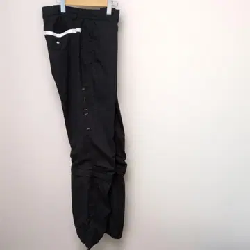 블랙 리브가 달린 밑단의 워크 팬츠