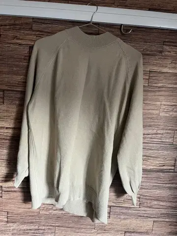 베이지 스웨터와 플리츠 스커트 세트