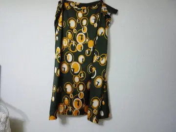 트루사르디 새상품 플레어 스커트 그린과 옐로우 컬러의 무늬