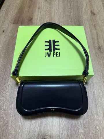 JW PEI 블랙 가죽 핸드백