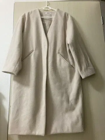 베이지 노카라 롱 코트