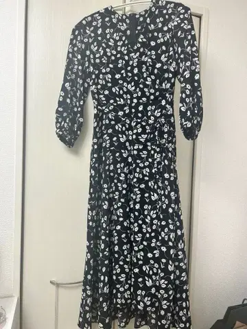 미라. 졸업 및 입원에도 어울리는 성인용 미니 꽃무늬 카슈쿨 원피스