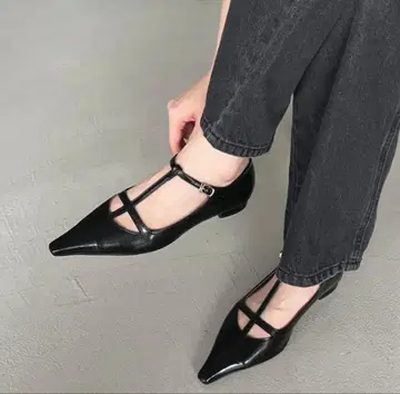 블랙 스트랩 플랫슈즈