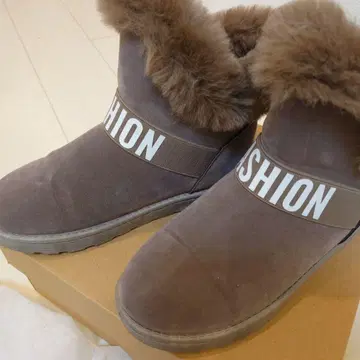 브라운 퍼가 달린 어그 부츠