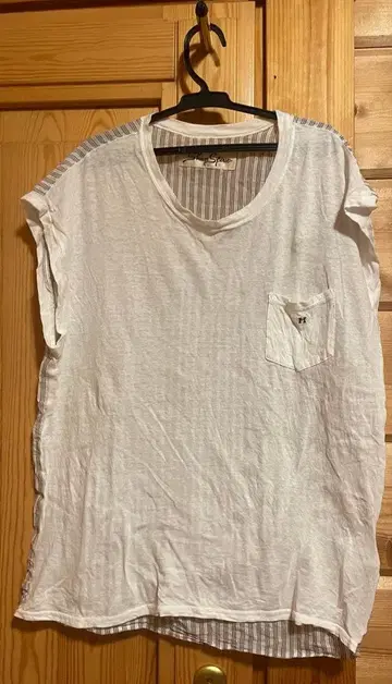 셰어스피릿 화이트 스트라이프 패턴 티셔츠 S 사이즈