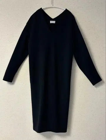 MOGA 블랙 V넥 원피스