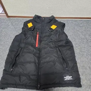 BURTLE 블랙 다운 베스트