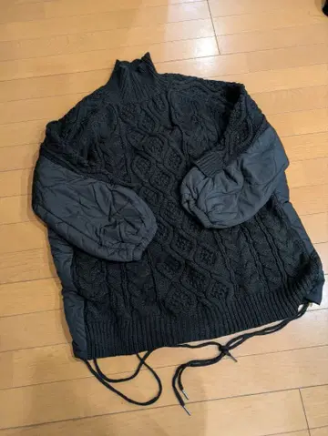 ROSIEE 이소재 도킹 블랙 케이블 니트 스웨터