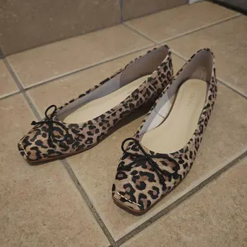 슬로브 이에나 레오파드 무늬 발레 슈즈 스퀘어 리본