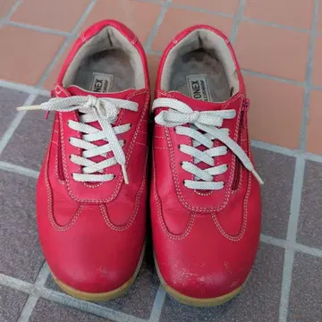 YONEX 레드 스니커즈