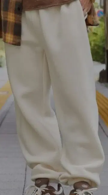 루즈 실루엣 컬러 스웨트 팬츠 아이보리