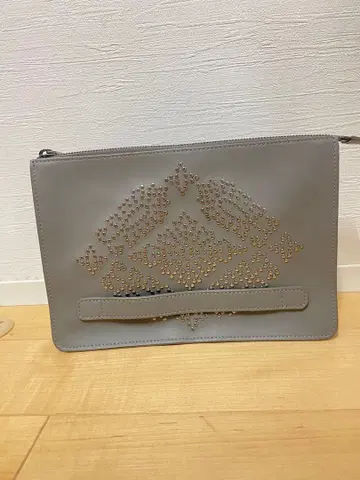 FURLA 스터드 장식 그레이 클러치백