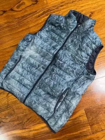 유니클로 데님풍 프린트 다운 베스트 남성용 L 사이즈