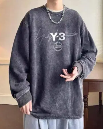 다크 그레이 긴팔 티셔츠