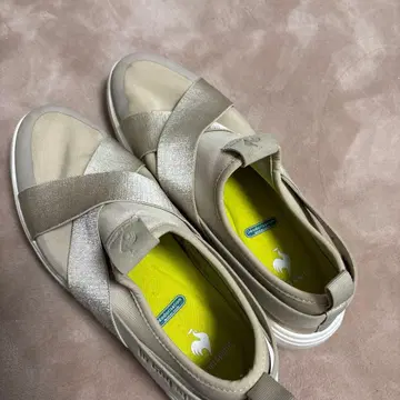 르꼬끄 스포르티브 베이지 크로스 스트랩 스니커즈