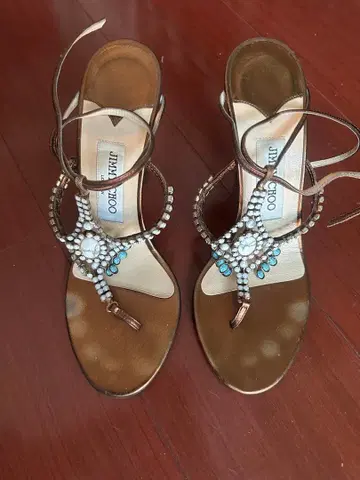 JIMMY CHOO 비쥬 장식 브라운 샌들