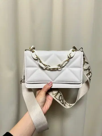 화이트 퀼팅 숄더백