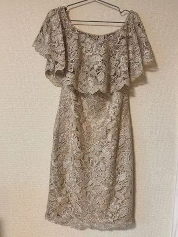 베이지 레이스 프릴 오프숄더 드레스