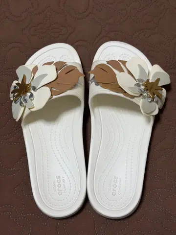 crocs 화이트 샌들