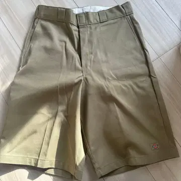 새상품 Dickies 루즈핏 베이지 숏팬츠 34