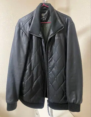 블랙 가죽 자켓 퀼팅 디자인