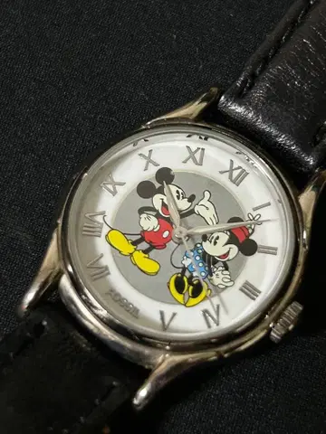 Fossil 미키마우스 손목시계 작동 중