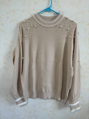 베이지 펄 장식 니트 스웨터