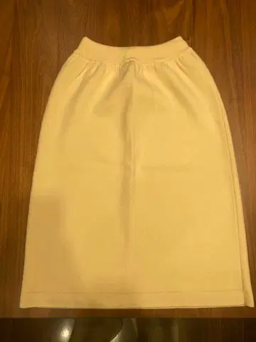 SLOANE 크림색 니트 스커트 무릎 기장