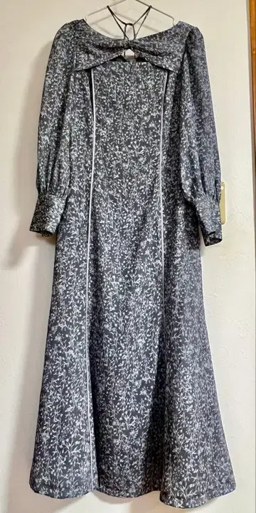 흑백 꽃무늬 긴팔 플레어 원피스