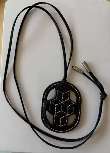 AMARC 오리지널 가죽 모티브 목걸이