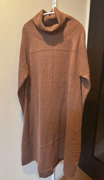 브라운 터틀넥 니트 원피스 by COTE 서던