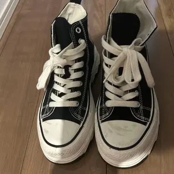 블랙 캔버스 하이컷 스니커즈 통굽