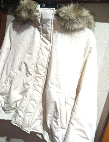 단종품 인기 유니클로 화이트 퍼 후드 다운 자켓