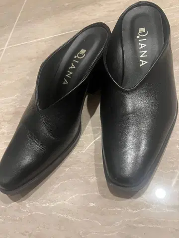 D.I.A.N.A. 블랙 뮬 중간 힐