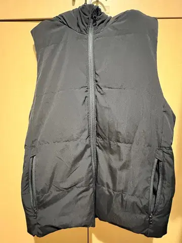 GU 후드 부착 블랙 다운 베스트 L 사이즈