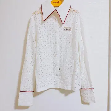 후타츠쿠리 두근거림 플레이트 부착 레이스 블라우스