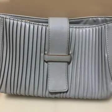 라이트 그레이 플리츠 디자인 숄더백