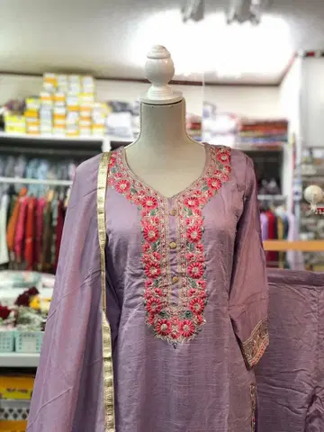 라벤더색 자수 셋업